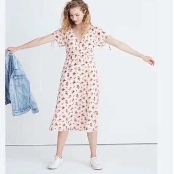 Madewell Dresses & Skirts - Madewell Tie Sleeve Ruffled Waist MIDI Dress in Countryside Bloom Size 6